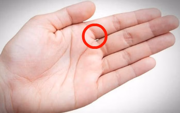 Nhin vao khe ho giua ngon tay de biet ai giau, ai ngheo