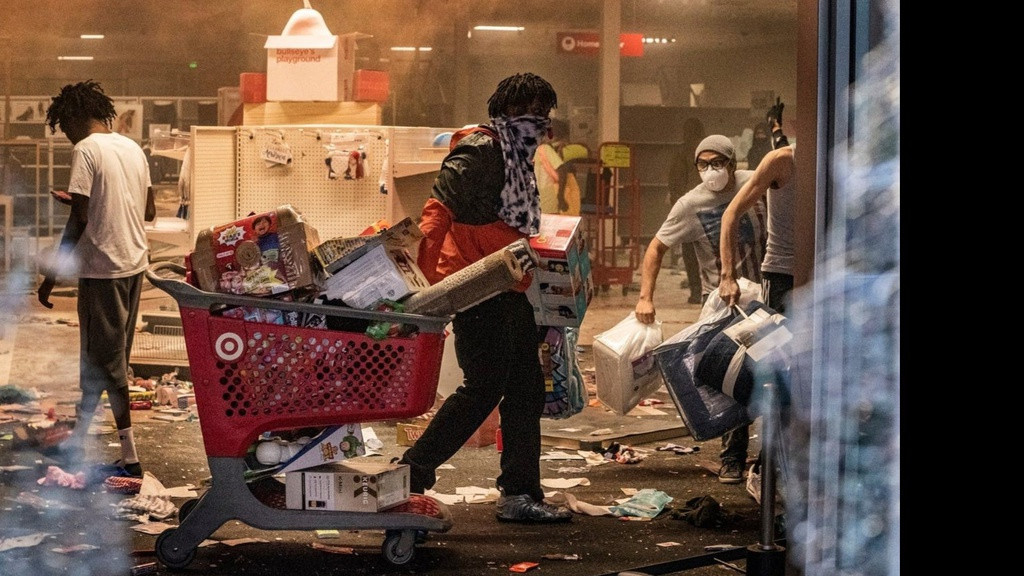 Cùng số phận như các Apple Store, chuỗi siêu thị Target và Walmart tiếp tục là nơi bị các cá nhân biểu tình quá khích tấn công và vét sạch. Hình ảnh cửa hàng Target tan hoang được chụp ngày 30/5 tại bang Minnesota. Ảnh: Getty Images.