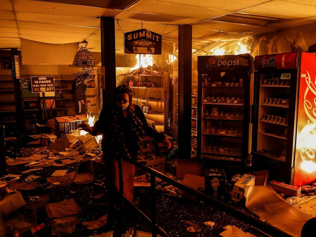 Không chỉ hôi của những cửa hàng lớn có sản phẩm giá trị, một số người biểu tình tấn công những cửa hàng kinh doanh nhỏ như quán ăn, cửa tiệm tạp hoá. Ảnh: Carlos Barria/Reuters.