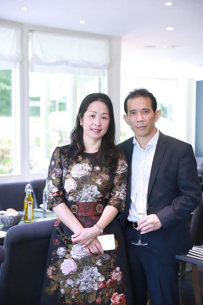 ố mẹ chồng Mai Hồ Tiết lộ giản đơn cũng đủ cho thấy mối quan hệ tốt đẹp của Mai Hồ và bố mẹ chồng. Hay ngày 20/10 vừa qua, Mai Hồ đón sinh nhật tuổi mới. Trong ngày đặc biệt, cựu hotgirl khoe được chồng trẻ tổ chức sinh nhật bất ngờ và lãng mạn. Qua đây, Mai Hồ cũng hé lộ mối quan hệ tốt đẹp với nhà chồng. Theo lời nữ diễn viên, bố mẹ chồng không chỉ yêu thương mà còn rất tâm lý với con cái. Cụ thể, ông bà đã nhận giữ cháu ít hôm cho con trai và con dâu thoải mái vui chơi. "Đặc biệt cảm ơn bố mẹ chồng đã luôn tâm lý, chạy xe đến đón cháu về nhà. Ông bà còn trông cháu hẳn mấy hôm cho vợ chồng con bay nhảy", Mai Hồ bày tỏ.