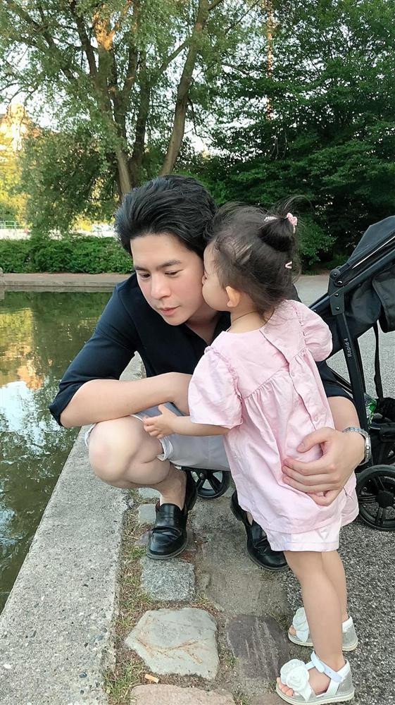 ia đình hạnh phúc của Mai Hồ. Trên trang cá nhân, Mai Hồ thường xuyên cập nhật cuộc sống viên mãn ở Đức. Cô sống trong cơ ngơi khang trang. 2 vợ chồng thường xuyên cùng nhau đi du lịch, khám phá. Nữ diễn viên không chỉ được chồng yêu mà còn đón nhận tình yêu thương từ bố mẹ anh. Cách đây không lâu, Mai Hồ khoe hàng loạt những món ăn tại nhà chồng mà cô được thưởng thức, mà người chế biến chính là đấng sinh thành ông xã. Đăng ảnh bàn tiệc với những món ăn hấp dẫn, người đẹp hào hứng: "Về nhà bố mẹ chồng dễ lăn lại về nhà. Ở chung chỉ có nước béo phì. Bố mẹ được cả đôi, nấu ăn ngon lại còn sành ăn, nên chỉ cuối tuần mới dám về để tránh mập".