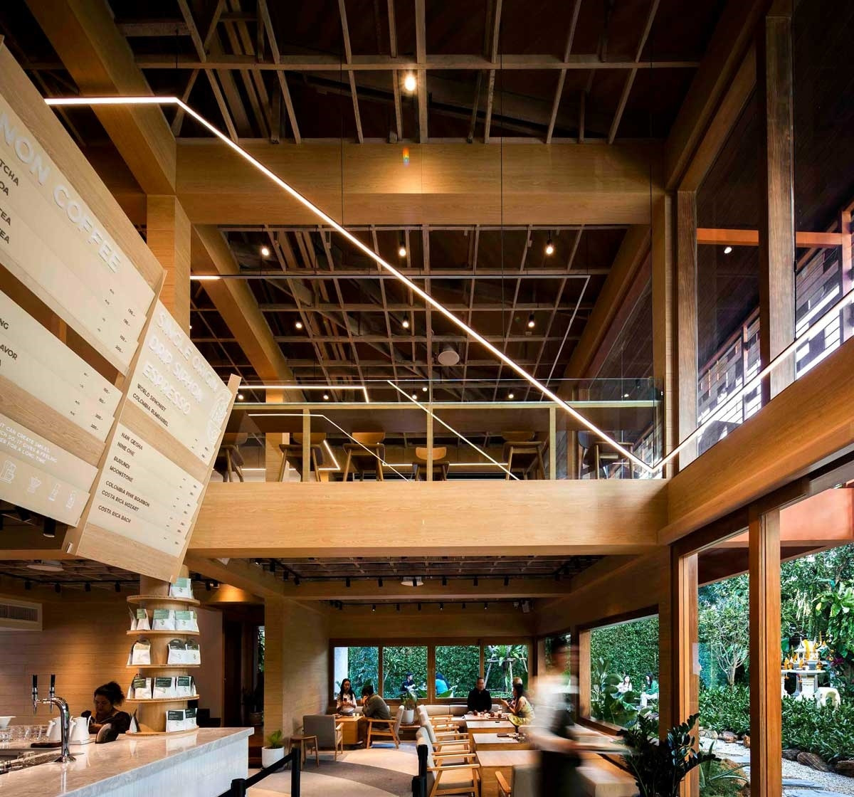 Không gian 2 tầng bên trong được kết cấu bằng khung gỗ.