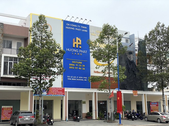 ##s###Trước kia, con phố này tấp nập người qua lại, đông nhất vẫn là các nhân viên bất động sản.