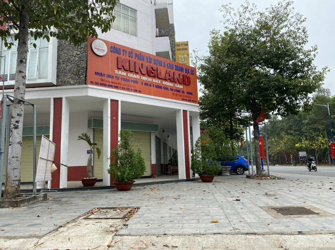 ##s###Cũng do ảnh hưởng của dịch COVID-19, nhiều doanh nghiệp bất động sản đã phải đóng cửa, trả mặt bằng.