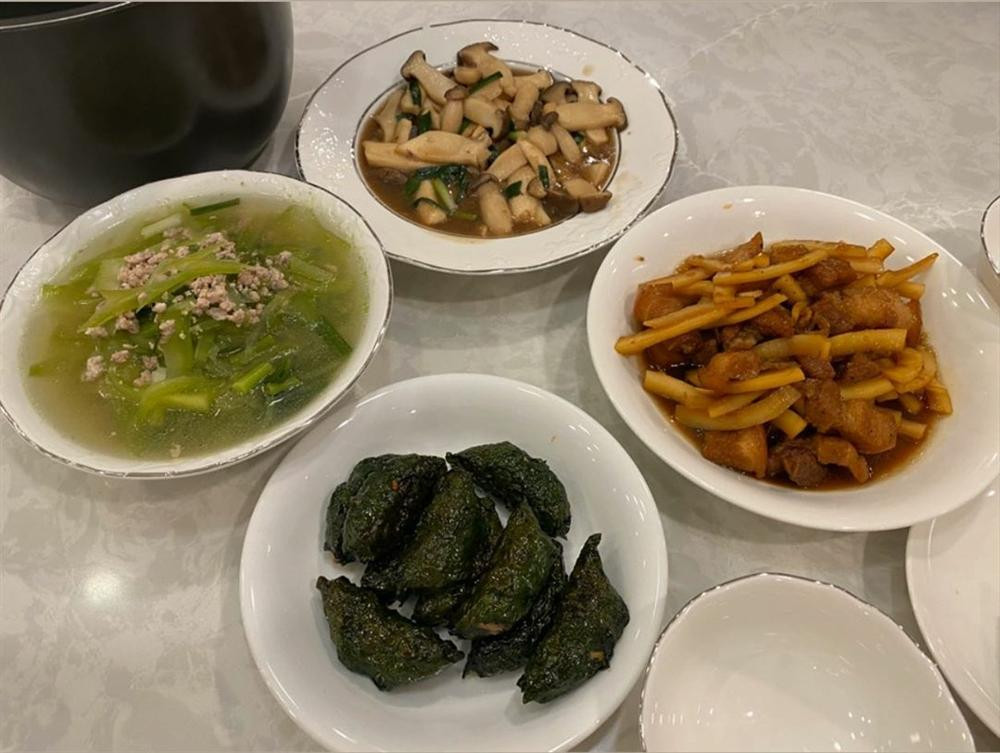 Lan dau khoe anh nau an, Dam Thu Trang kheo tay co nao?