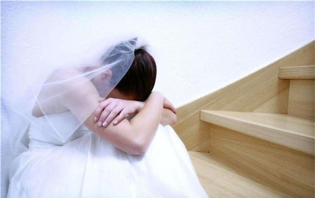 Tôi vừa cởi chiếc váy cưới đắt tiền thì mẹ chồng xông vào Toi vua coi chiec vay cuoi dat tien thi me chong xong vao