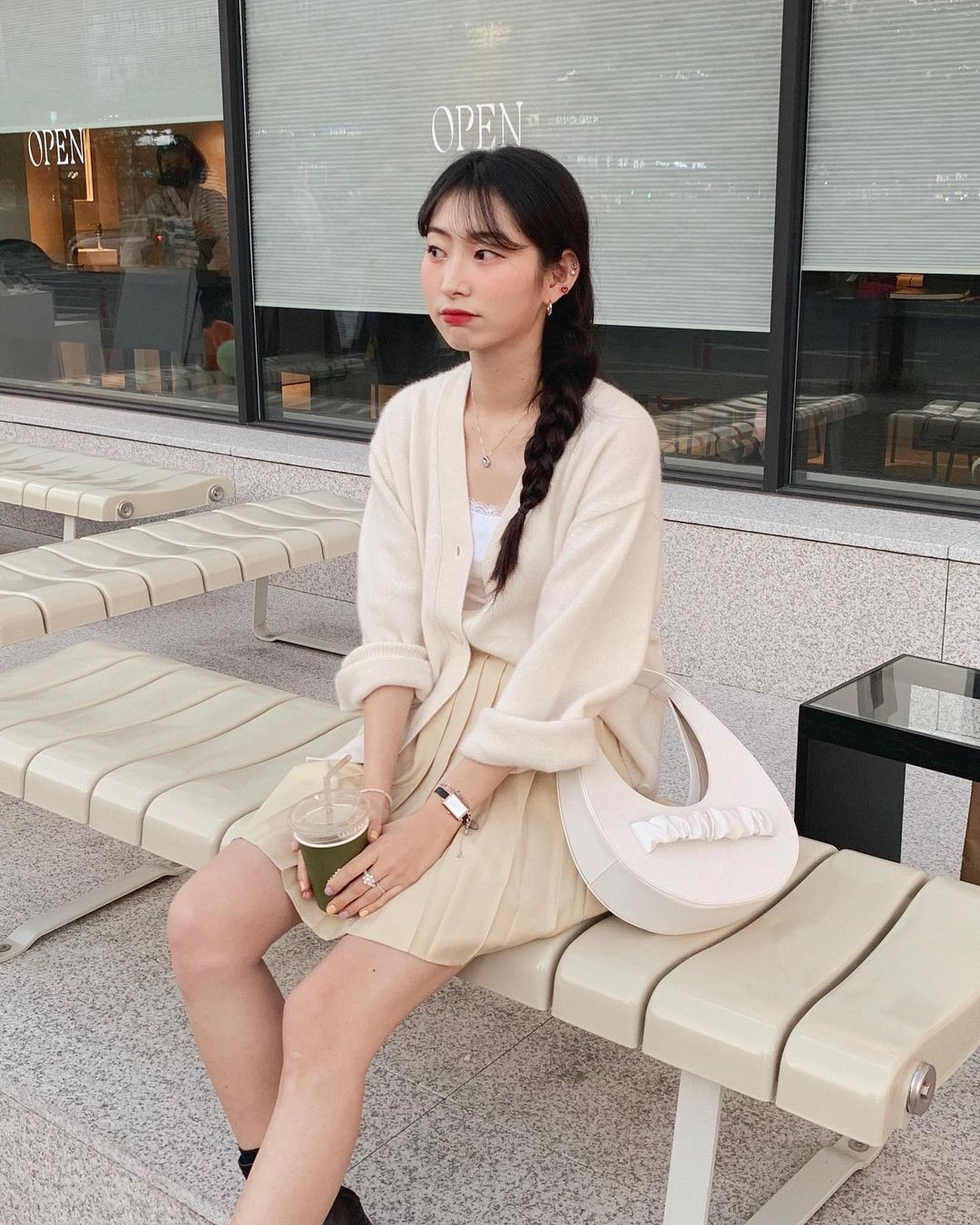 Chị em nên bỏ túi 4 kiểu váy ngắn cực hợp mùa Đông - Hình 13 Chi em nen bo tui 4 kieu vay ngan cuc hop mua Dong-Hinh-13