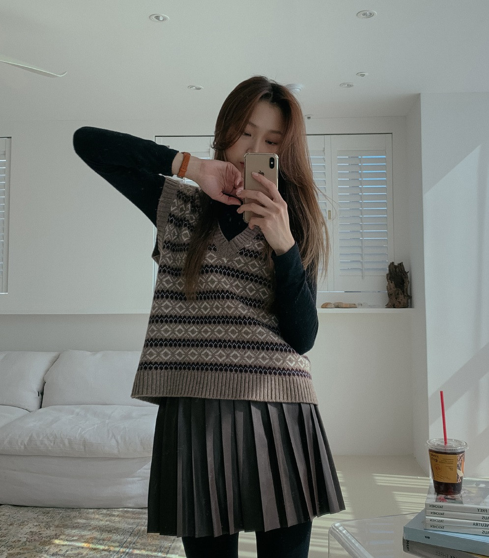 Chị em nên bỏ túi 4 kiểu váy ngắn cực hợp mùa Đông - Hình 12 Chi em nen bo tui 4 kieu vay ngan cuc hop mua Dong-Hinh-12