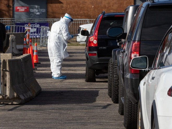  Walmart: Hãng bán lẻ lớn nhất thế giới đã hợp tác với chính phủ liên bang Mỹ để lập các cơ sở xét nghiệm virus corona tại bãi đỗ xe ở một số cửa hàng. Đến nay đã có hai cơ sở như thế này được thành lập tại Chicago và dự kiến có thêm nhiều cơ sở khác trong thời gian tới. Hãng bán lẻ Mỹ cũng ủng hộ 25 triệu USD cho các tổ chức đang nghiên cứu về Covid-19, cũng như các tổ chức phi lợi nhuận hỗ trợ những người dễ bị tổn thương nhất. Ảnh: Walmart.