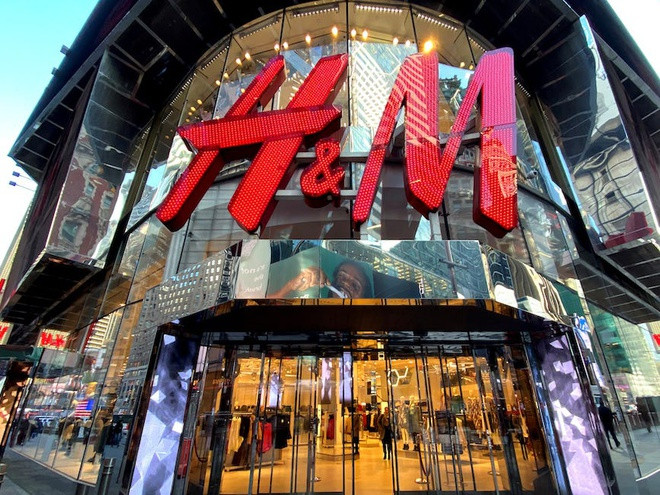  H&amp;M: H&amp;M, một trong những hãng bán lẻ thời trang lớn nhất thế giới, đang tận dụng chuỗi cung ứng toàn cầu của mình để sản xuất và phân phối trang phục bảo hộ cho nhân viên y tế tại các bệnh viện. Công ty này cũng ủng hộ 500.000 USD cho Quỹ Đoàn kết Đối phó Dịch Covid-19. Đây là quỹ do Tổ chức Y tế Thế giới (WHO) sáng lập nhằm huy động tài trợ nhằm phục vụ cho công tác ứng phó với đại dịch Covid-19. Ảnh: Reuters.