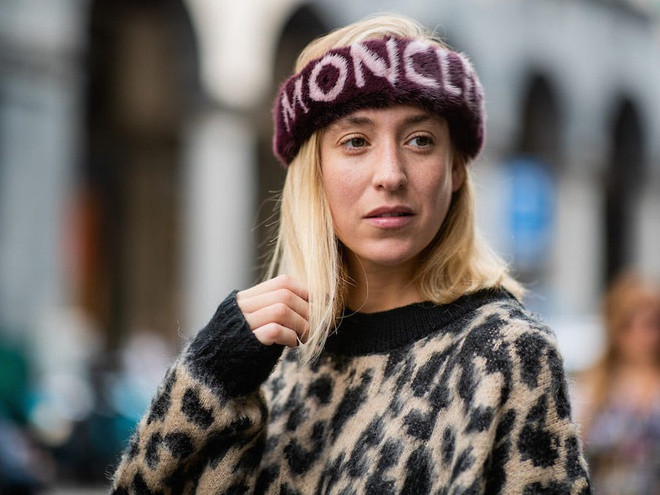  Moncler, Richemont, Kering, Hermès, Prada và Versace: Các thương hiệu thời trang xa xỉ hàng đầu này đã tuyên bố ủng hộ hàng triệu USD cho công tác nghiên cứu virus corona chủng mới gây ra dịch bệnh Covid-19, cũng như ủng hộ tiền cho các tổ chức phi lợi nhuận nhằm giúp đỡ những nhân viên y tế ở tuyến đầu chống dịch. Trong đó, thương hiệu Moncler của Italy đã quyên góp 10,9 triệu USD để xây dựng một bệnh viện mới tại thành phố Milan. Còn Prada ủng hộ các bộ thiết bị chăm sóc và phục hồi tích cực cho ba bệnh viện lớn tại Milan, đồng thời sản xuất và phân phối khẩu trang cũng như đồ bảo hộ cho các bệnh viện trên khắp Italy. Ảnh: Getty Images.