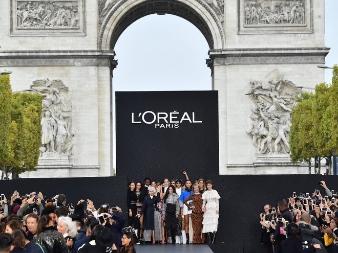  L'Oréal: Hãng mỹ phẩm Pháp L'Oréal tuần trước đã công bố sáng kiến nhằm hỗ trợ các cơ sở y tế tại Pháp và châu Âu, cũng như những nơi cần hỗ trợ nhất trong đại dịch Covid-19. Sáng kiến này bao gồm việc sản xuất nước rửa tay khử khuẩn tại các nhà máy của L'Oréal và cung cấp miễn phí cho các bệnh viện, cơ sở chăm sóc y tế và hiệu thuốc; quyên góp tiền cho các tổ chức phi lợi nhuận nhằm giúp đỡ những người dễ bị tổn thương nhất; và gia hạn nợ cho các đối tác - tiệm làm tóc hay cửa hàng nước hoa nhỏ - nhằm bảo vệ các doanh nghiệp vừa và nhỏ. Nhiều công ty mỹ phẩm hàng đầu khác cũng đưa ra những cam kết tương tự với việc sản xuất nước rửa tay hoặc cung cấp sản phẩm khử khuẩn miễn phí. Ảnh: Getty Images.