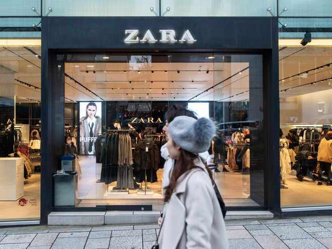  Inditex: Hãng bán lẻ thời trang lớn nhất thế giới Inditex, công ty mẹ của thương hiệu Zara, mới đây cho biết đang xem xét chuyển đổi các nhà máy vải sang sản xuất quần áo bảo hộ y tế. Tập đoàn này cũng đã đề nghị hỗ trợ chính phủ Tây Ban Nha với mạng lưới nhà cung cấp và vận tải của mình, nhằm giúp vận chuyển các mặt hàng quan trọng như khẩu trang, găng tay, kính và mũ bảo hộ tới các bệnh viện trên khắp cả nước. Ảnh: Getty Images.