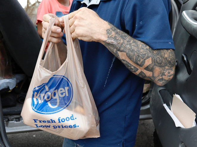  Kroger: Hãng bán lẻ Mỹ đã ủng hộ 3 triệu USD cho các tổ chức phi lợi nhuận cho các những người dân dễ bị tổn thương nhiều nhất nhằm giúp họ tiếp cận với nguồn thực phẩm. Ảnh: Reuters.
