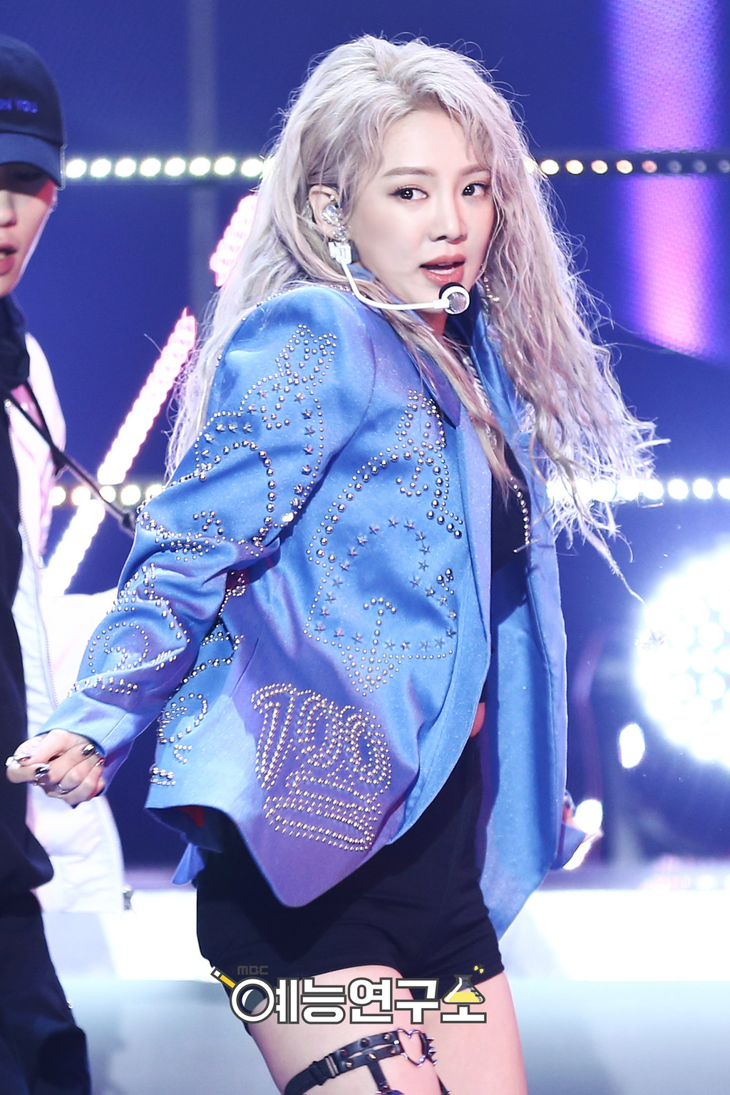 Nhung than tuong Kpop gap rac roi tren san khau vi toc gia-Hinh-2