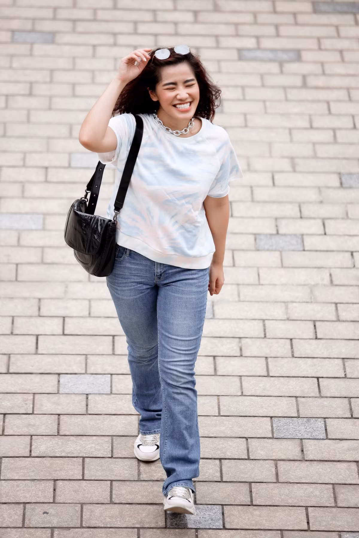 Cece Trương thừa nhập áp lực khi là con gái của Khắc Triệu - Cẩm Vân. "Tôi hy vọng bản thân có chỗ đứng khi hoạt động riêng. Tôi thích nhạc pop, R&amp;B, soul. Tuy nhiên, tôi vẫn nghiên cứu xem thử khán giả thích gì để phát triển thêm", cô tâm sự.