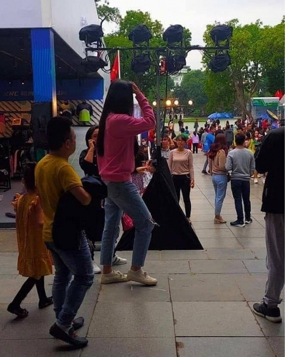 Mai Phuong Thuy trong ra sao khi bi cu dan mang chup len?-Hinh-3