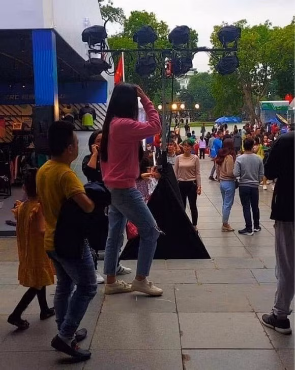 Mai Phuong Thuy trong ra sao khi bi cu dan mang chup len?-Hinh-3