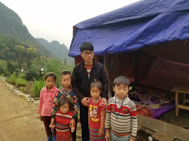 Cau sinh vien dung lan hoc online giua nui rung