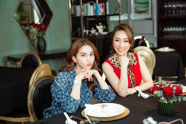 Bạn gái diễn viên Chi Bảo cũng cho biết, cô luôn ngủ trước 11h ngoại trừ những tình huống bất khả kháng. Thực đơn hàng ngày của cô được hạn chế tinh bột, nhiều rau xanh, nói không với chất kích thích.