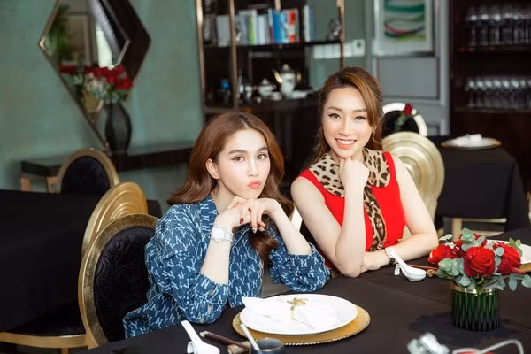 Bạn gái diễn viên Chi Bảo cũng cho biết, cô luôn ngủ trước 11h ngoại trừ những tình huống bất khả kháng. Thực đơn hàng ngày của cô được hạn chế tinh bột, nhiều rau xanh, nói không với chất kích thích.