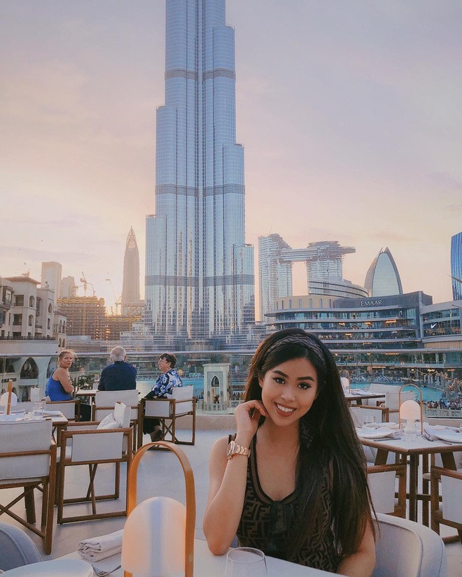 Những chuyến du lịch sang chảnh tại nhiều nước trên thế giới, đồ hiệu đắt tiền và xe sang là những thứ quen thuộc trong cuộc sống của rich kid 23 tuổi. Tiên Nguyễn cũng dành nhiều đam mê cho thời trang, là khách mời thường xuyên tại các Tuần lễ thời trang danh giá thế giới. Với gia cảnh "không phải dạng vừa", 9X thường xuất hiện trên các báo nước ngoài với danh xưng "đệ nhất rich kid Việt".