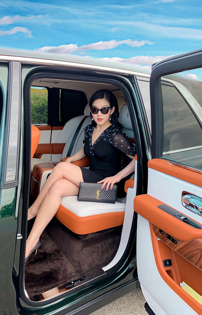 Ngoài sở thích với siêu xe, rich kid gốc Sài Gòn cũng sở hữu trang phục, phụ kiện, túi xách đến từ các thương hiệu nổi tiếng thế giới như Dior, Hermes, Gucci, Chanel, Fendi, Louis Vuitton. Ưa nhìn, giỏi giang khi tự gây dựng sự nghiệp và sinh ra trong gia đình giàu có, cuộc sống của Tiểu Giang nhận được sự ngưỡng mộ của nhiều người.