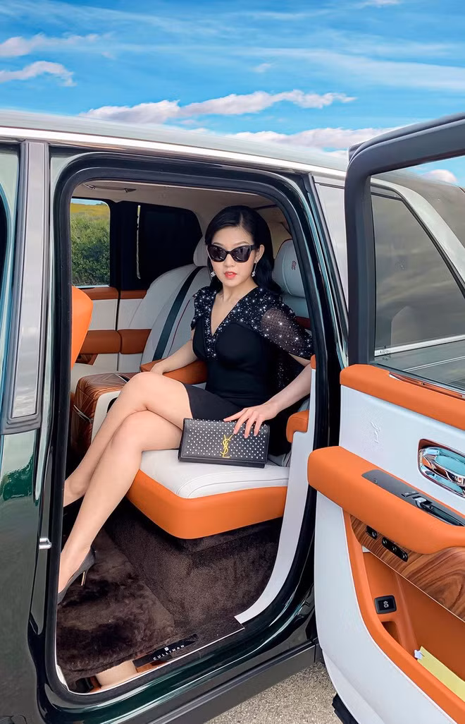 Ngoài sở thích với siêu xe, rich kid gốc Sài Gòn cũng sở hữu trang phục, phụ kiện, túi xách đến từ các thương hiệu nổi tiếng thế giới như Dior, Hermes, Gucci, Chanel, Fendi, Louis Vuitton. Ưa nhìn, giỏi giang khi tự gây dựng sự nghiệp và sinh ra trong gia đình giàu có, cuộc sống của Tiểu Giang nhận được sự ngưỡng mộ của nhiều người.