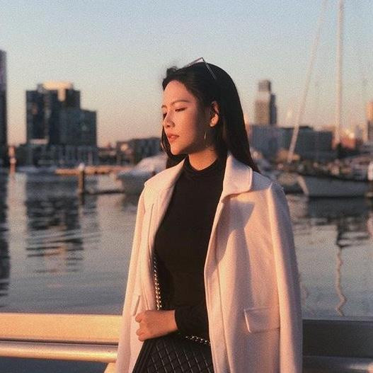 Hoàng Kiều Yến (sinh năm 2000) sinh ra trong một gia đình kinh doanh về khách sạn, nhà hàng có tiếng tại Quảng Bình. Cô gây chú ý qua bức ảnh đội nón lá, khoe dáng bên chiếc cadillac được đăng tải trên mạng xã hội. Tại trang cá nhân, 10X cũng không ngại ngần chia sẻ ảnh bên các món đồ hiệu đến từ các thương hiệu Gucci, Hermes, Chanel hay Louis Vuitton.