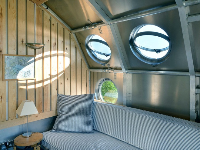 Ngoi nha sieu nho giong tau vu tru gia 125.000 USD-Hinh-18