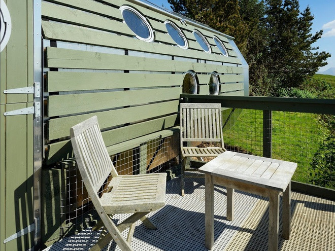 Ngoi nha sieu nho giong tau vu tru gia 125.000 USD-Hinh-4