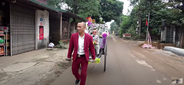 Cuối cùng, cả hai quyết định đập lợn tậu một chiếc xe mới. Và từ đó đến cuối video toàn là quảng cáo xe mà thôi.