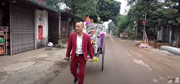 Cuối cùng, cả hai quyết định đập lợn tậu một chiếc xe mới. Và từ đó đến cuối video toàn là quảng cáo xe mà thôi.