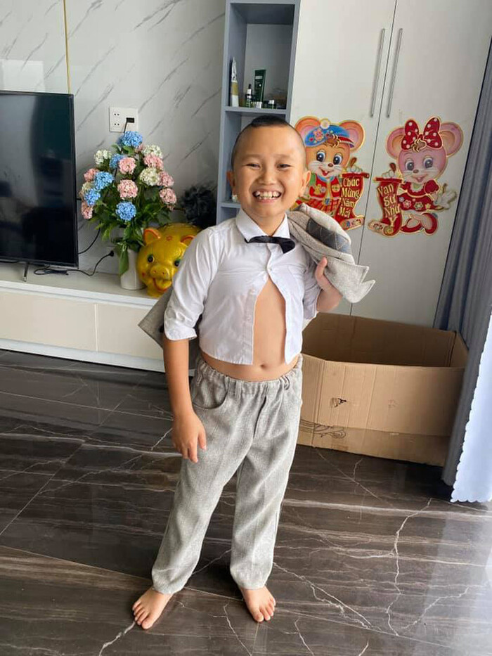 Trước những thắc mắc của cư dân mạng, mới đây hai anh em nhà Mao đã đăng tải một video với tiêu đề "Mao Đệ cưới vợ và màn rước dâu linh đình hoành tráng nhất huyện Ba Vì - anh em Tam Mao giàu thực sự".