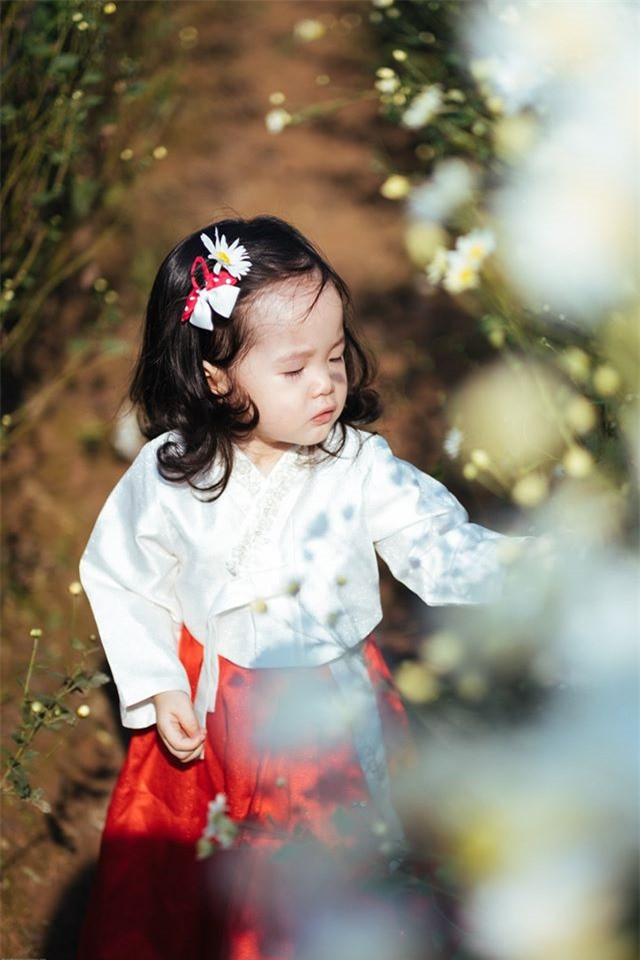 Be gai meu mao khoc khi bi bo bat di chup anh cuc hoa mi-Hinh-8