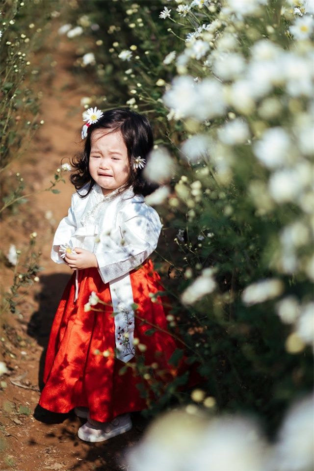 Be gai meu mao khoc khi bi bo bat di chup anh cuc hoa mi-Hinh-2