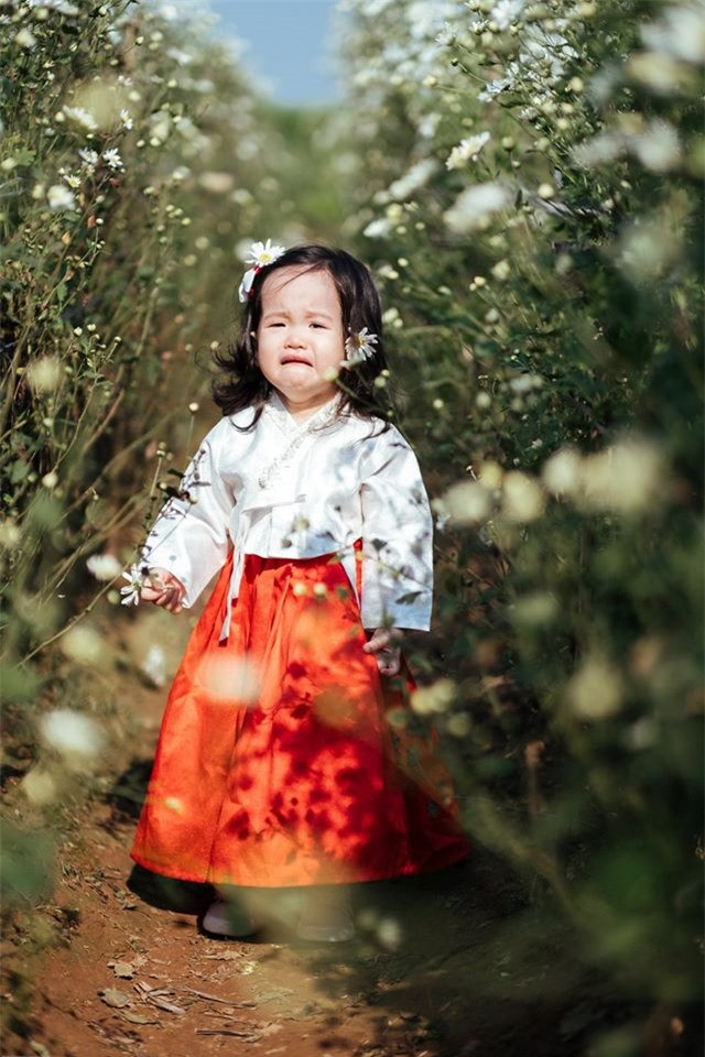 Be gai meu mao khoc khi bi bo bat di chup anh cuc hoa mi-Hinh-6