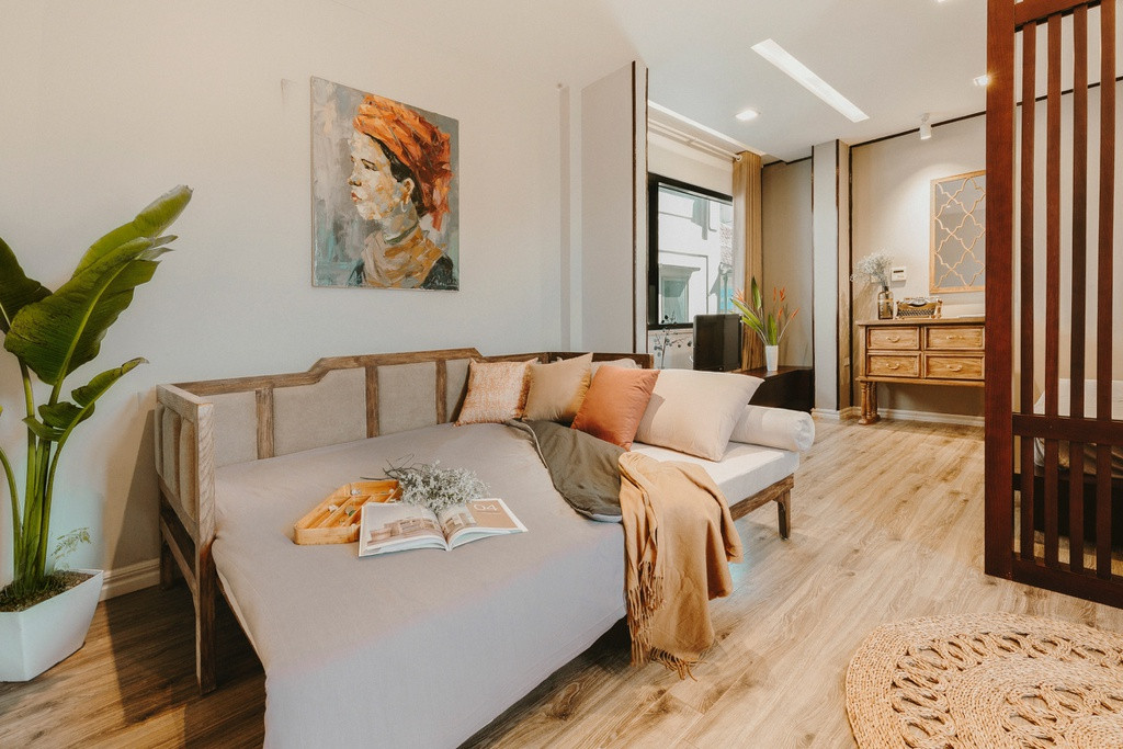 Ánh sáng và cây xanh trong nhà cũng được quan tâm với các loại cây phù hợp với phong cách mỗi tầng.