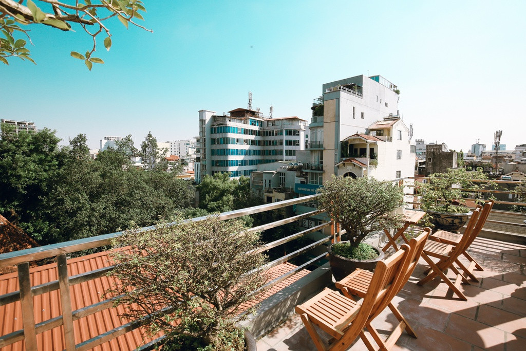 Khu vực ban công của ngôi nhà cũng được bố trí bàn ghế gỗ mang đến một không gian thư giãn đúng nghĩa.