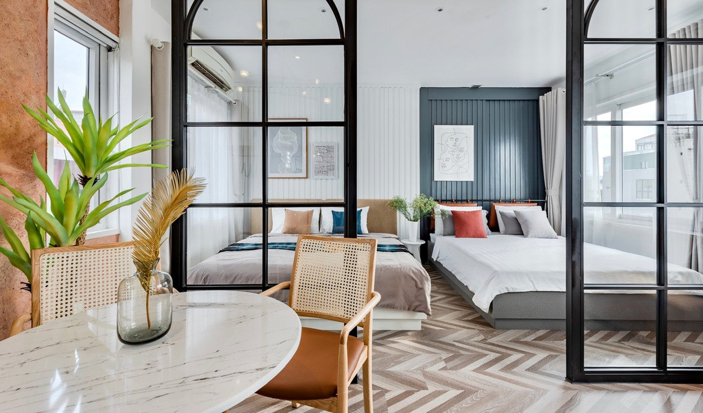 Căn hộ tầng trung theo phong cách hiện đại, tiện dụng với 2 giường đôi cho gia đình hay nhóm bạn. Tranh bộ và bàn console được sử dụng để trang trí.