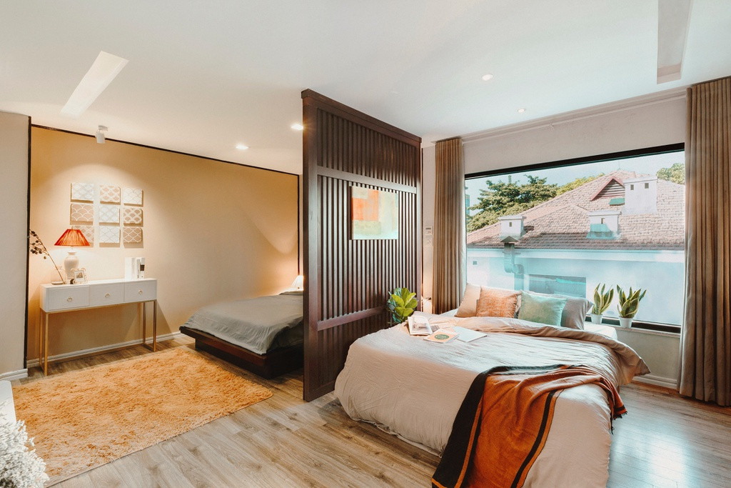 Căn rooftop mang phong cách trẻ trung, năng động với không gian ngủ được chia đôi hai màu sơn tách biệt là trắng và xám lông chuột. Màu sắc của tường và ga gối được đan xen hai tông màu tương phản tạo nét cá tính.