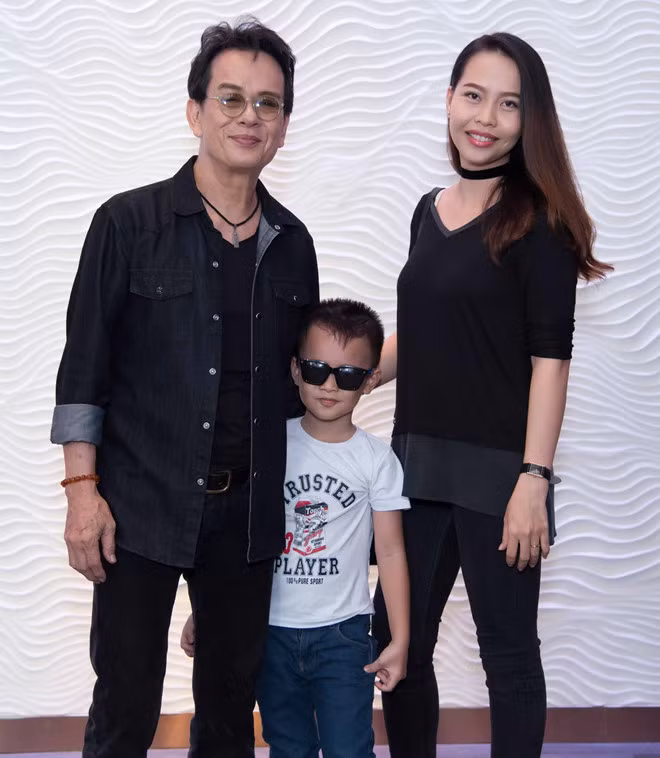 Dù có khoảng cách tuổi tác nhưng chính điều đó lại là điểm bù trừ trong tính cách của hai người. Vợ nhạc sĩ Đức Huy giản dị, chín chắn và biết cách ứng xử với mọi người. Chính nhờ cô mà nhạc sĩ Đức Huy trở thành một người hăng say và yêu đời hơn.