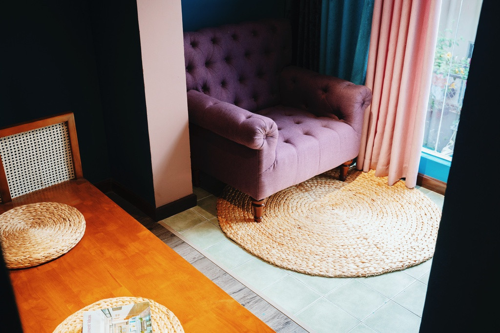 Các món đồ nội thất và trang trí trong nhà đa số cũng được làm từ nguyên liệu tự nhiên và vẫn đảm bảo sự độc đáo theo đúng phong cách vừa cổ kính, vừa hiện đại của căn nhà.