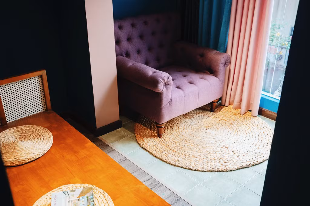 Các món đồ nội thất và trang trí trong nhà đa số cũng được làm từ nguyên liệu tự nhiên và vẫn đảm bảo sự độc đáo theo đúng phong cách vừa cổ kính, vừa hiện đại của căn nhà.