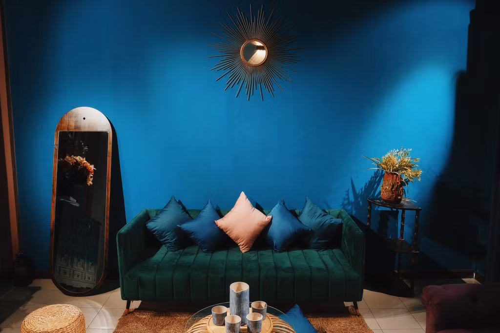 Phòng khách được kết hợp giữa 2 gam màu là xanh và tím lạ mắt. Căn phòng được sử dụng các chất liệu như gỗ, tre, mây, nứa cùng cây xanh làm tăng cảm giác cổ điển, đồng thời gần gũi với thiên nhiên.