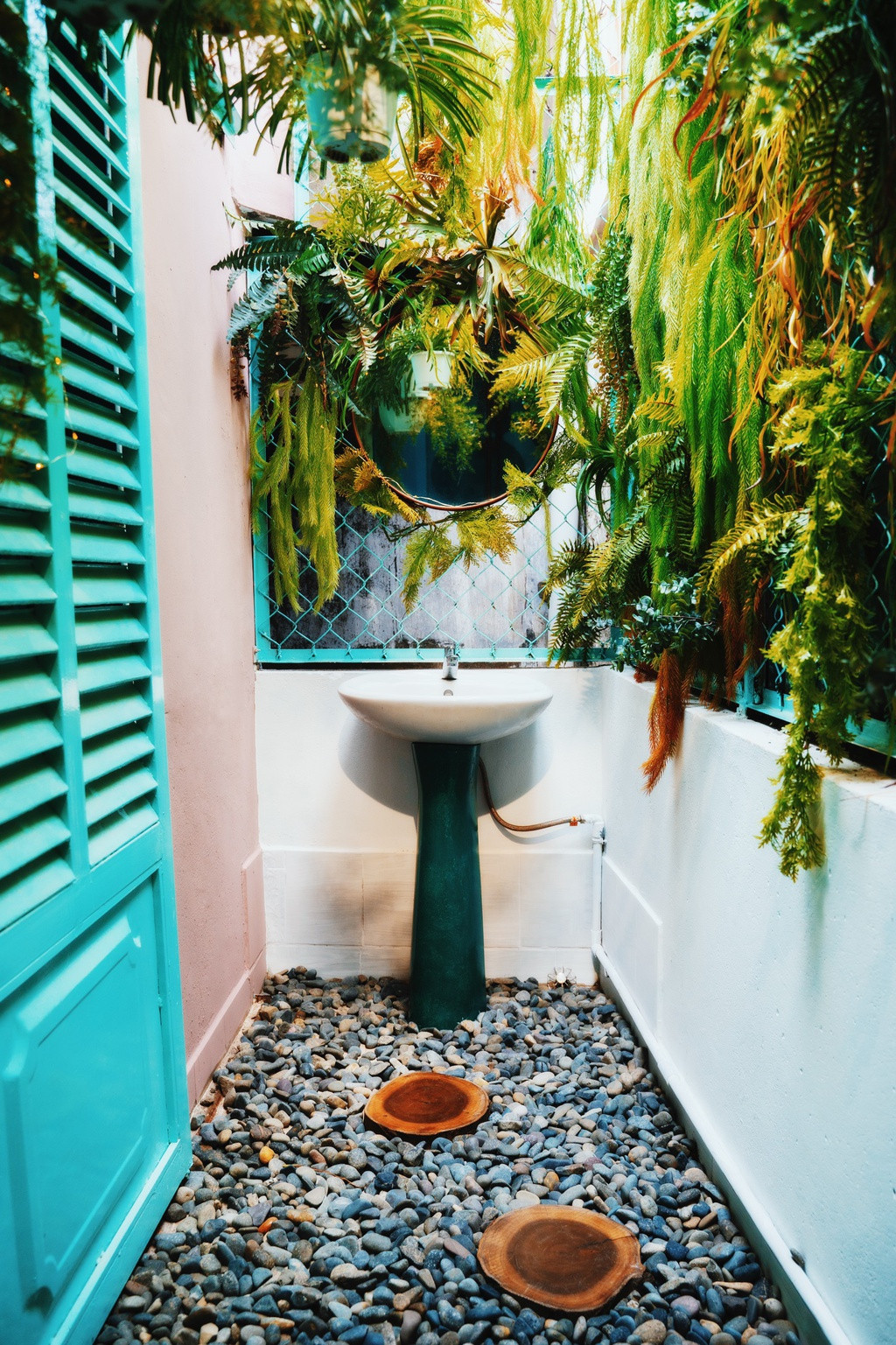 Nhà vệ sinh là một không gian tương đối đặc biệt khi được thiết kế hòa hợp với thiên nhiên bằng cây cối trồng leo bao quanh. Sàn nhà được lót bằng sỏi kết hợp với các bậc thềm gỗ vừa tránh trơn trượt vừa mang lại tính thẩm mỹ.