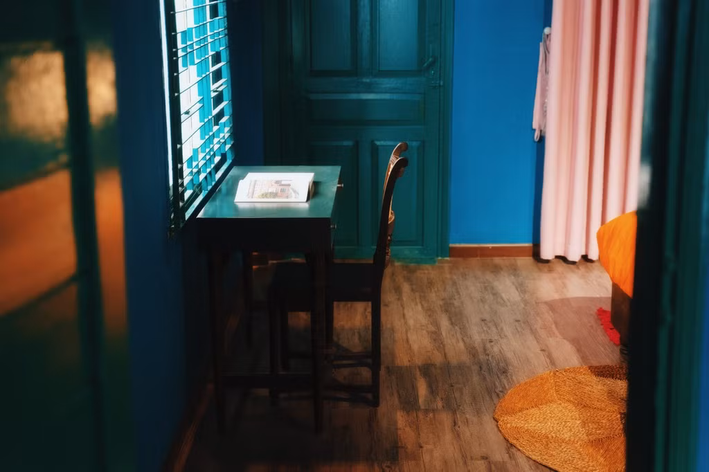 Khu vực bàn làm việc được bố trí đơn giản và gọn gàng gần cửa sổ mang đến ánh sáng và sự yên tĩnh.