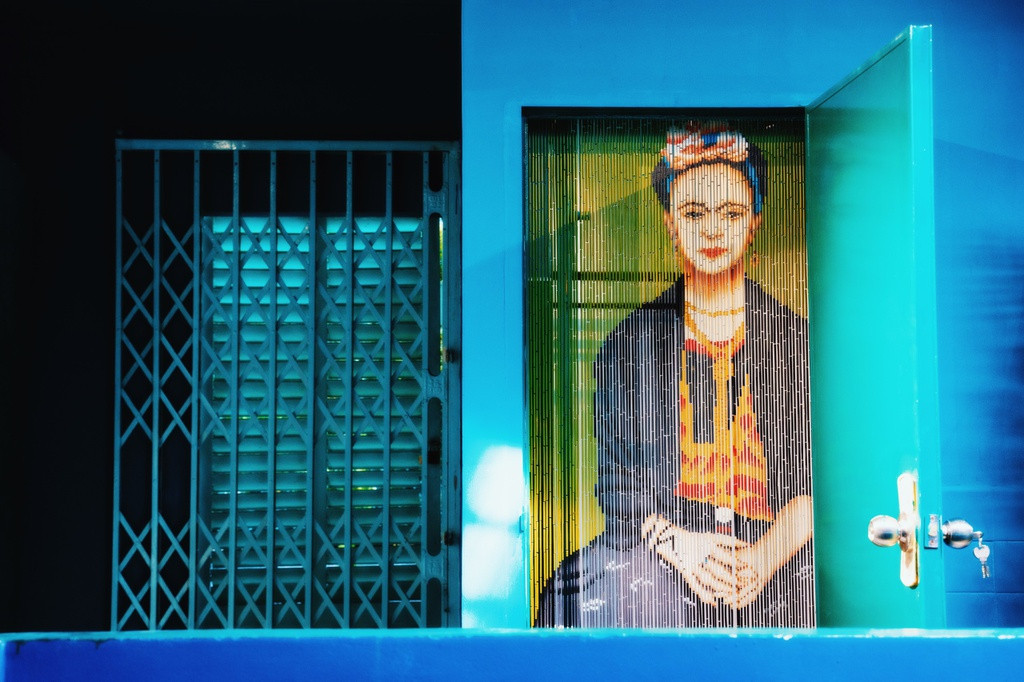 Ngôi nhà nằm ở cuối một con hẻm nhỏ thuộc phường 8, quận Phú Nhuận, TP.HCM với tổng điện tích 140 m2, bao gồm một tầng trệt và một tầng lầu. Chi phí cải tạo tính cả đồ nội thất là 600 triệu đồng.