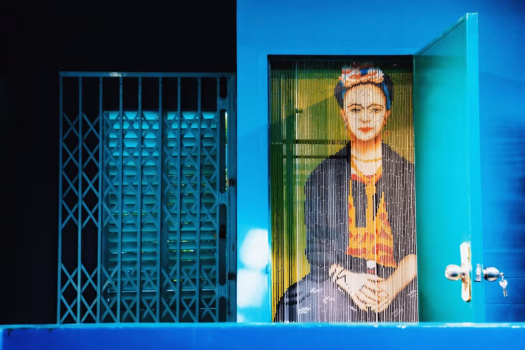 Ngôi nhà nằm ở cuối một con hẻm nhỏ thuộc phường 8, quận Phú Nhuận, TP.HCM với tổng điện tích 140 m2, bao gồm một tầng trệt và một tầng lầu. Chi phí cải tạo tính cả đồ nội thất là 600 triệu đồng.