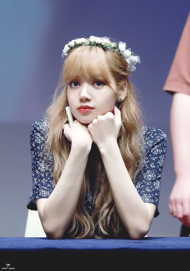 Nhan sắc Lisa khi có hoặc không tóc mái trở thành chủ đề bàn tán của khán giả. Ảnh: Allkpop. Nếu Lisa để tóc mái sang một bên, hình ảnh của cô ấy sẽ mạnh mẽ và gợi cảm hơn, theo nhận định của RareLee. Tuy vậy, theo chuyên gia phong cách xứ kim chi, có vẻ Lisa thích bản thân mang hình ảnh đáng yêu và mềm mại nên chọn trung thành với mái thưa. Trước đó, việc nhan sắc của Lisa khi để tóc mái hoặc không trở thành chủ đề được khán giả bàn tán. Bên cạnh những lời khen cho rằng nữ ca sĩ phù hợp với kiểu tóc mái thưa, có nhiều người đưa quan điểm ngôi sao BlackPink trở nên mới lạ hơn khi hất mái sang một bên.